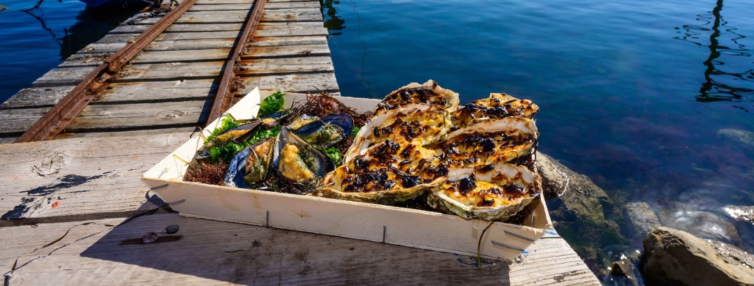 Oysters and mussels cooked at the Mas Conchylicole "Atelier & Co" in Loupian