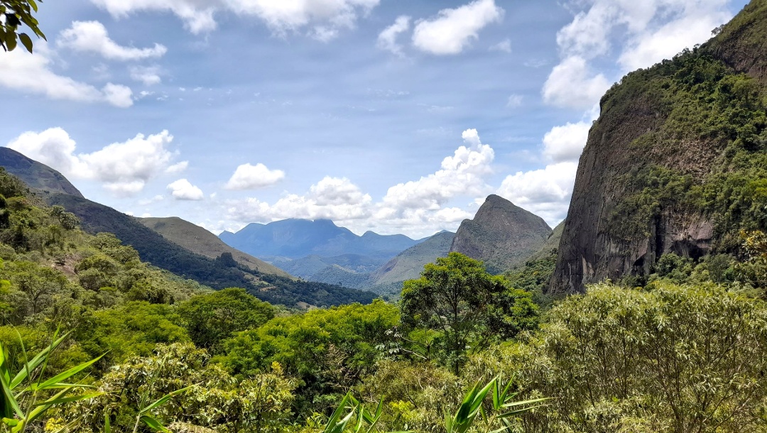 Vista na trilha da Travessia no Parque Nacional da Serra dos Órgãos em Petrópolis, Rio de Janeiro - Brasil