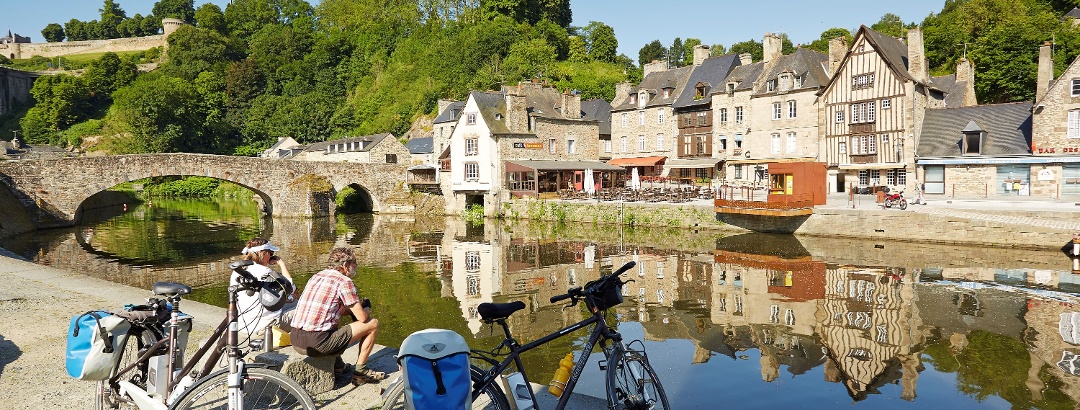 Cyclistes au Port de Dinan