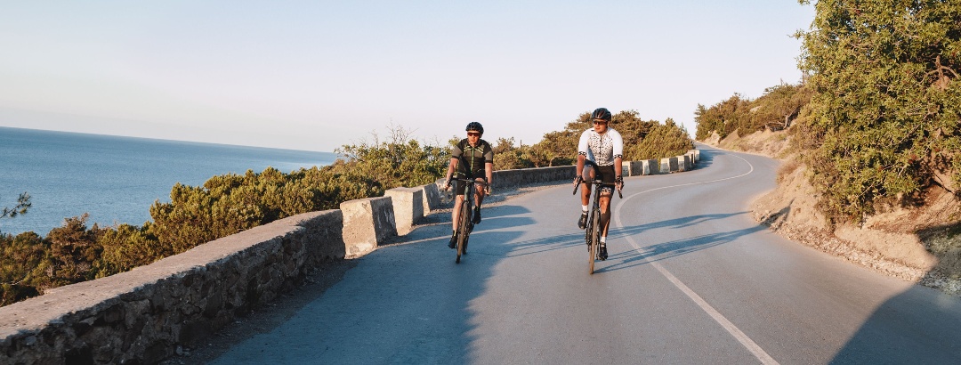 Steile Anstiege und schnelle Abfahrten warten beim Rennradfahren auf euch.